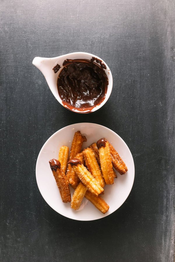 Comment faire des churros maison avec une sauce au chocolat ?
